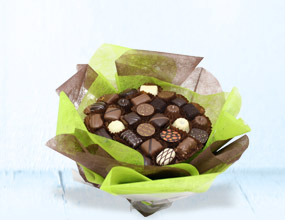 Le plus gourmand des bouquets réalisé uniquement avec des chocolats noirs, blancs, au lait ... un régal des sens !
